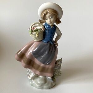 LLADRO “SWEET SCENT” Porcelain Girl Figurine Vintage Dated 1983 5221